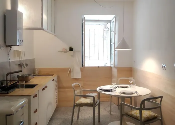 Apt Slow City Hostel